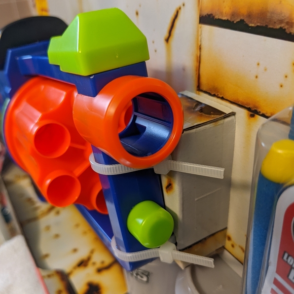 Air Warriors Equalizer Toy Gun With Long Distance Darts & 3 Target Cans - Picture 9 of 12